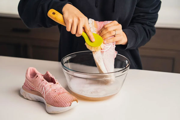 تمیز کردن گل و لای کفش
